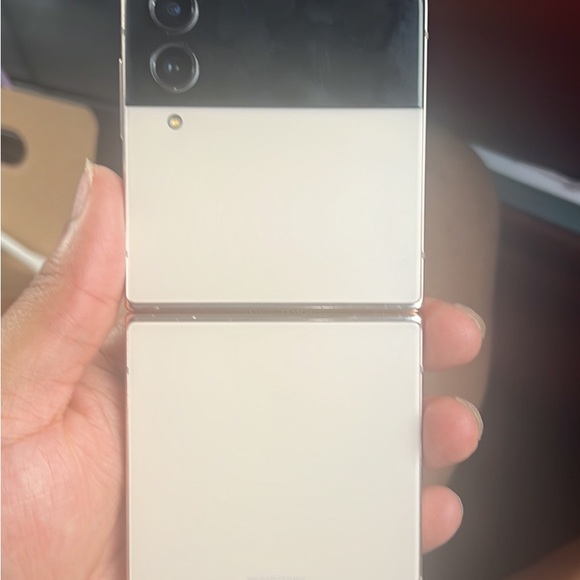 This is the unlocked phone that can be taken to any care - Picture 2 of 3